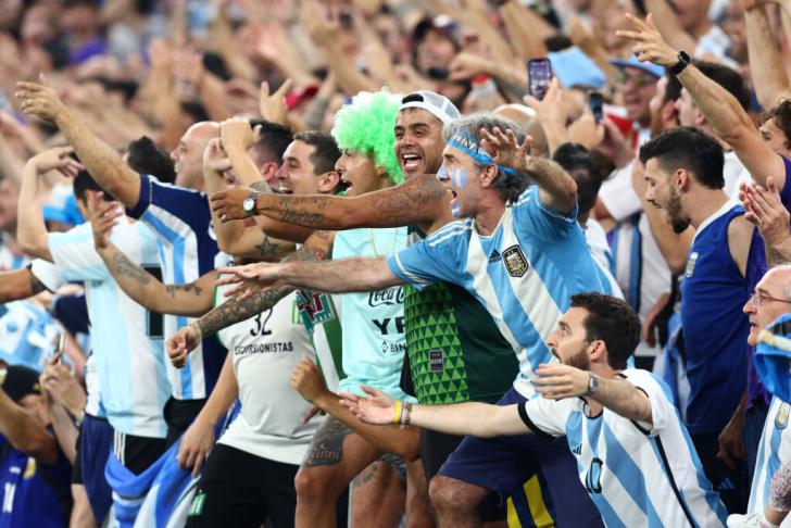 Aficionados argentinos cantando en el estadio