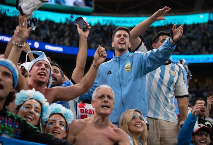 Aficionados argentinos alentando durante la semifinal ante Croacia