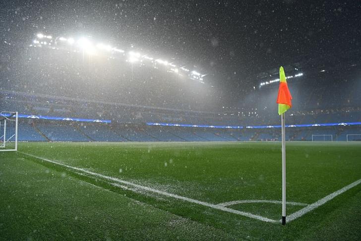 El Etihad Stadium en una noche lluviosa
